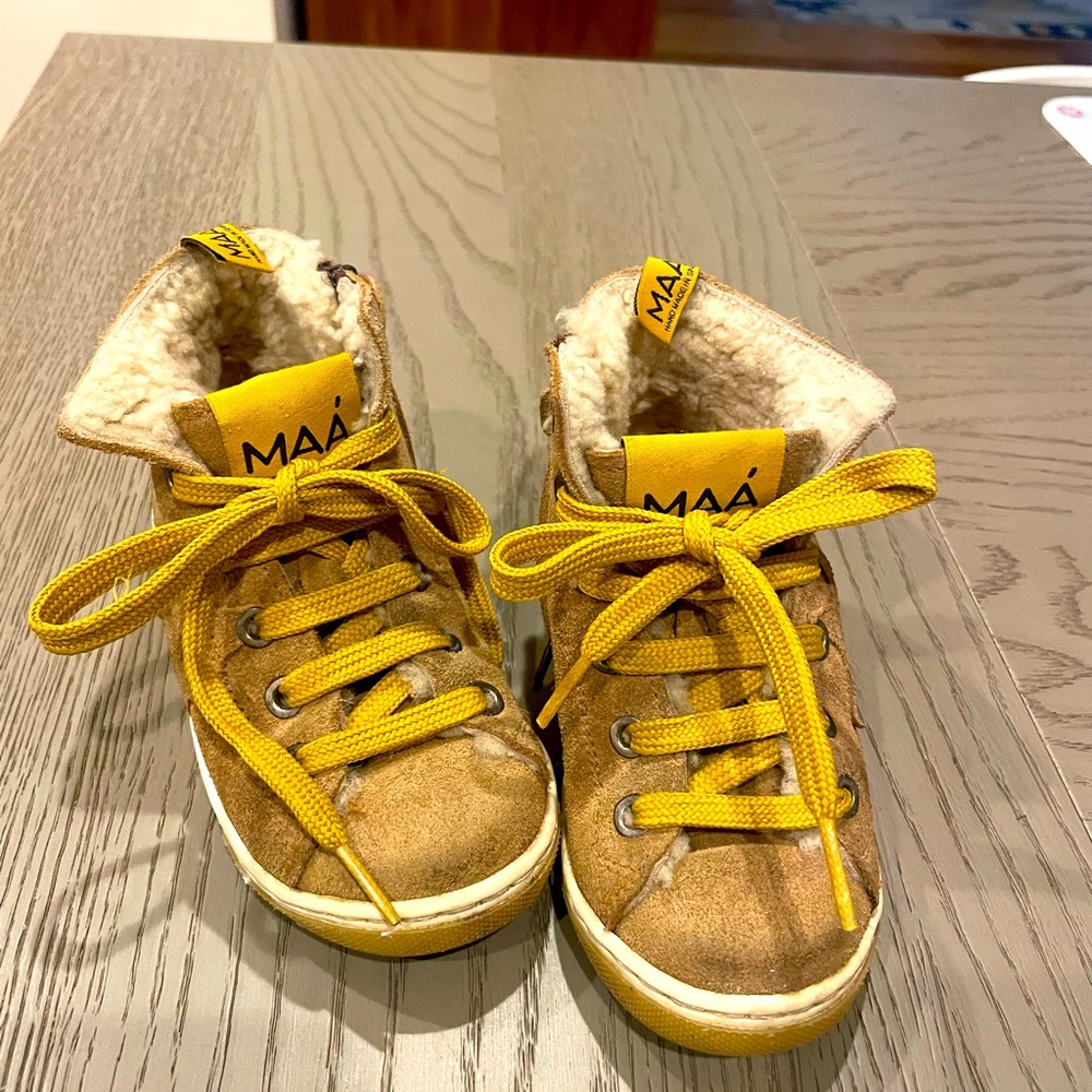 Maa Toddler sneakers in Tan, size US 9.5
